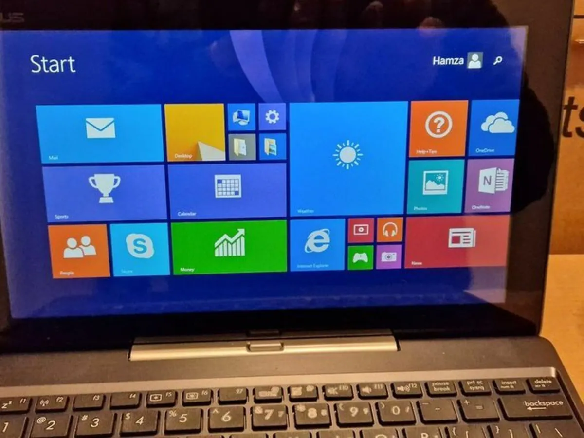 ASUS Laptop Tablet CN9935, Windows 8, 2GB Ram 64GB - Image 2