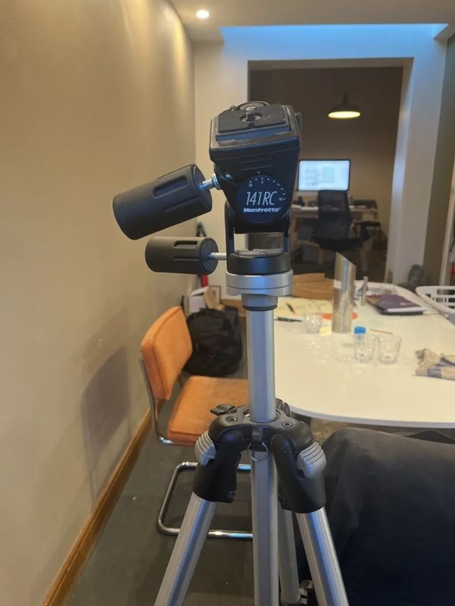 manfrotto tripod and head - Image 2