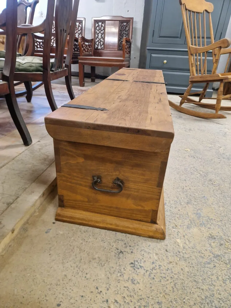 Large vintage rustic pine trunk - Image 4