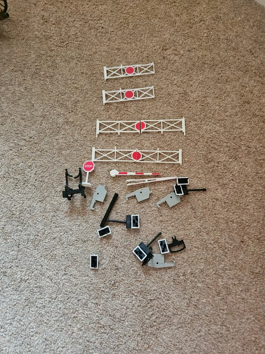 Hornby OO Gauge Level Crossing Gates Buffer - Image 1