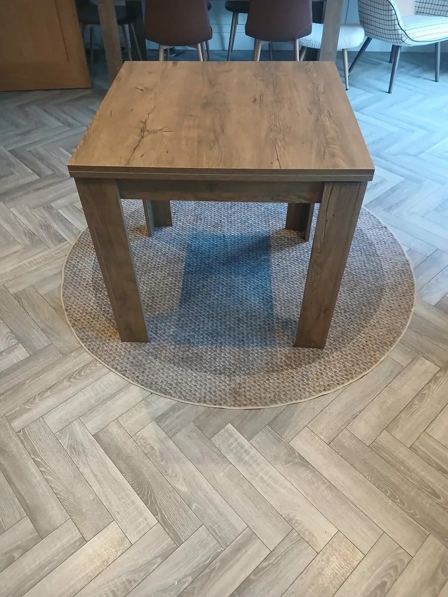 Extendable dining table - Image 1