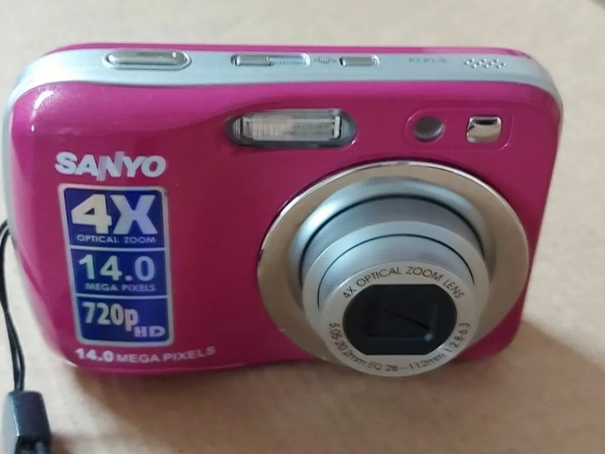 Sanyo 14 megapixel Digital Camera with 4GB SD Card
