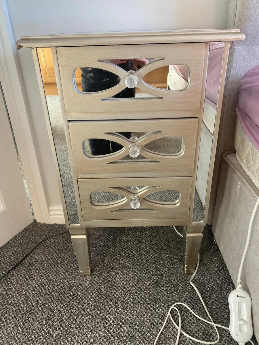 Bedroom lockets - Image 1