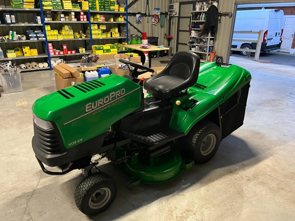 Ride on lawnmower - Image 1