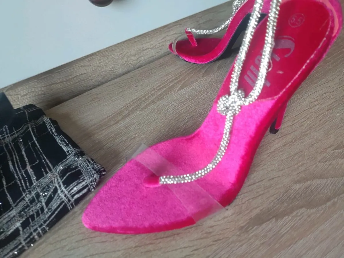 Velvet looking heels size UK 2 pink - Image 4