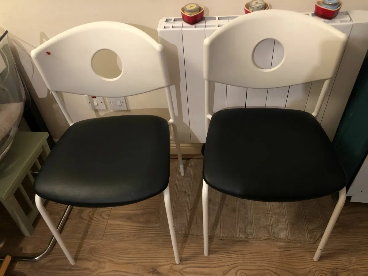 2 CHAIRS - Image 1