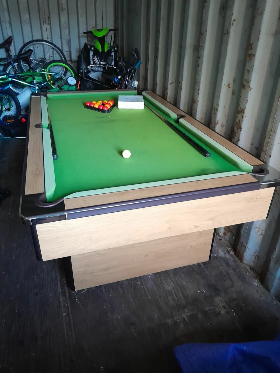 Pool table - Image 1