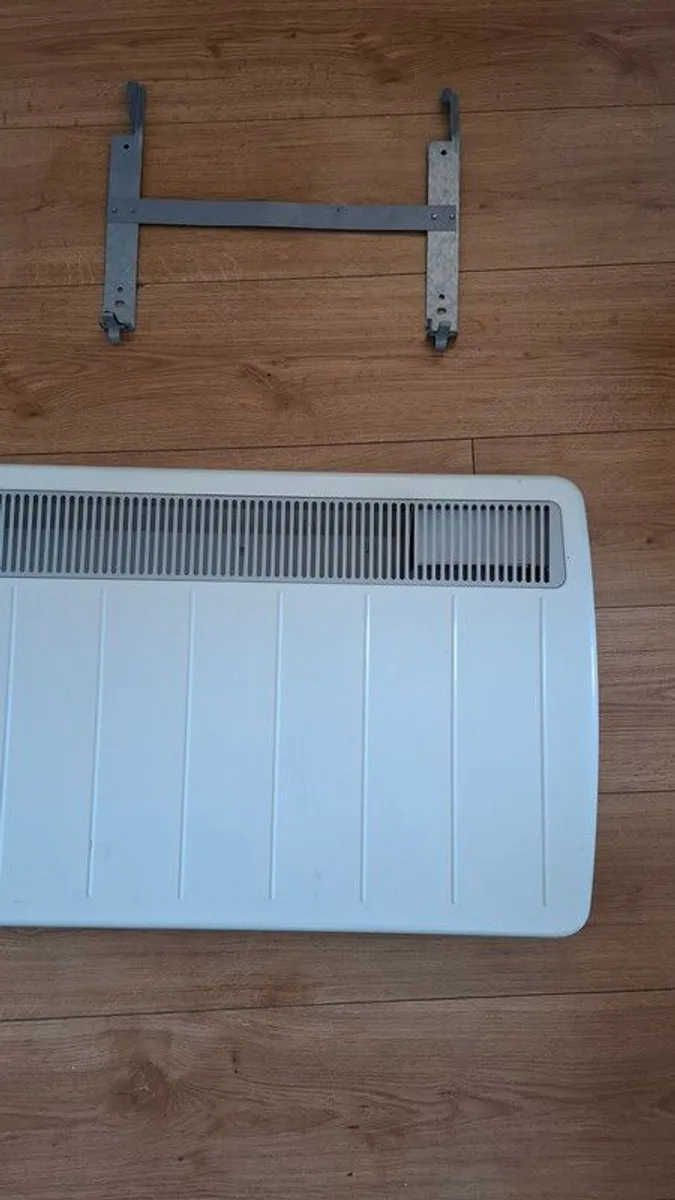 Eletric heater 1500 watts with wall bracket - Image 1