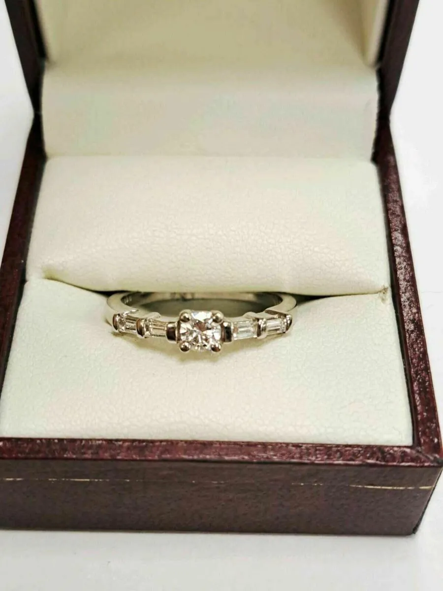 18K White Gold Diamond Ring 18CT - Image 1