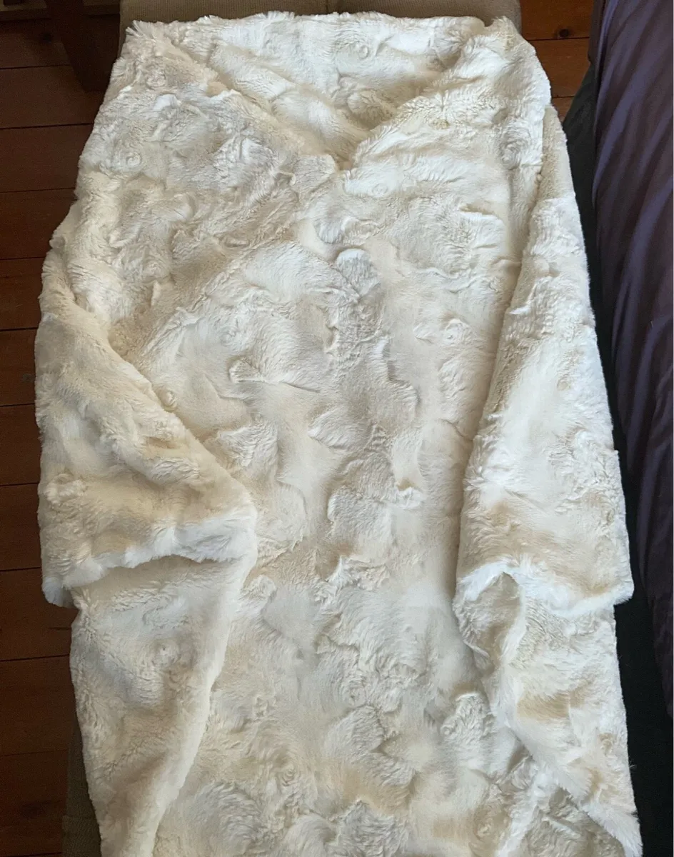 Avalon Faux Fur Poncho. Size S - Image 2