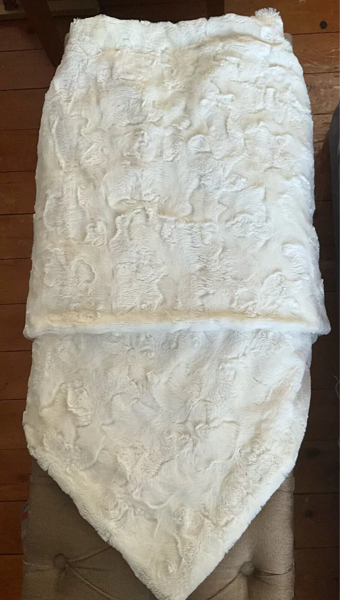 Avalon Faux Fur Poncho. Size S - Image 3