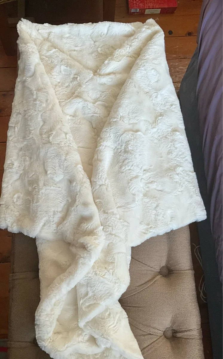 Avalon Faux Fur Poncho. Size S - Image 4