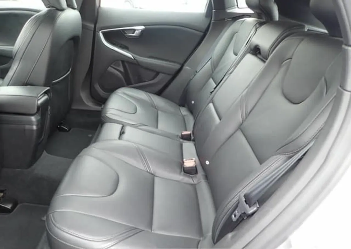 Volvo V40 2014 - Image 2