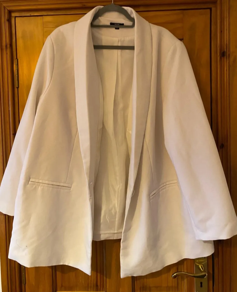 Selection of ladies jackets sz 24/26 - Image 1