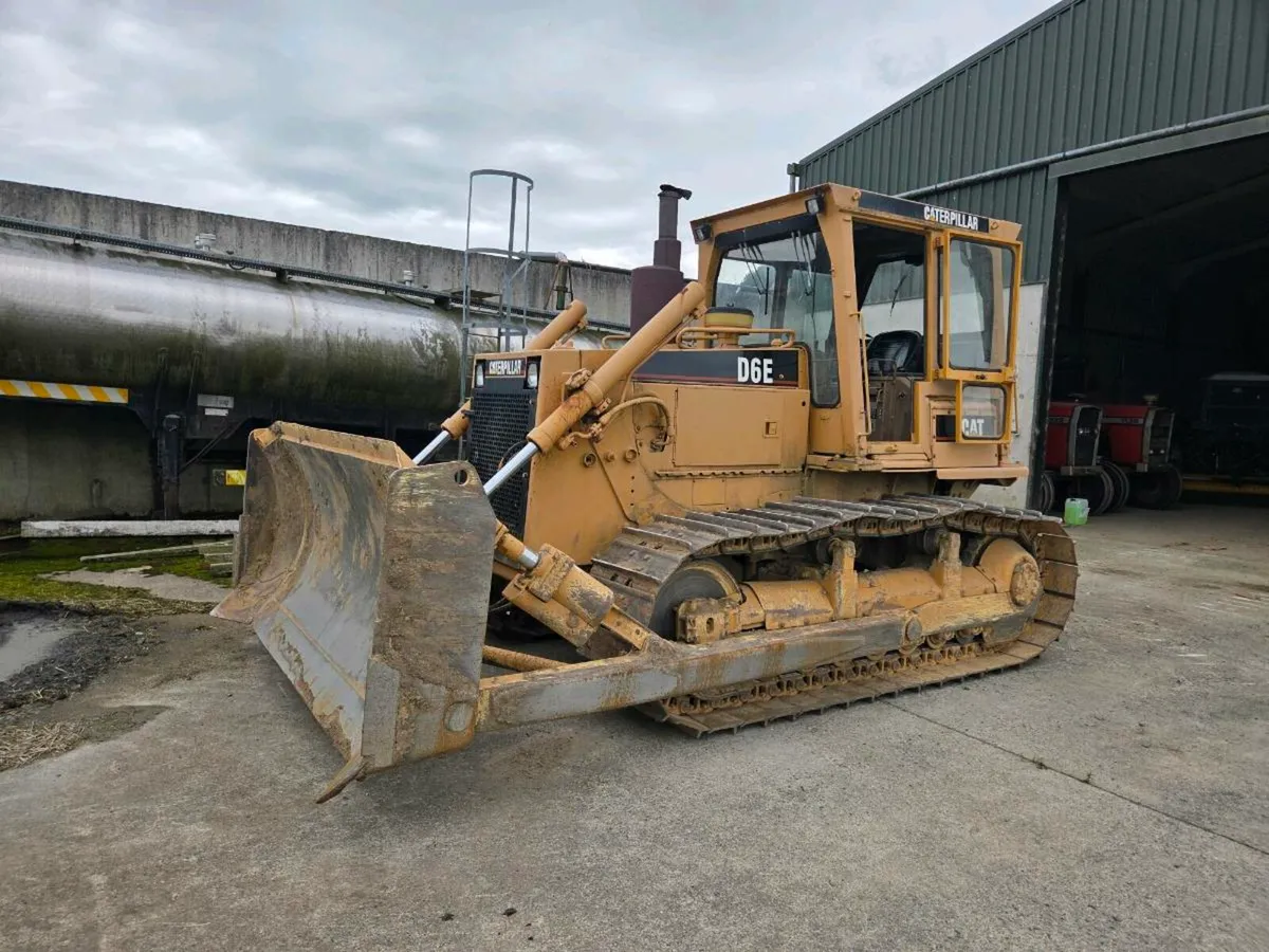 **** CAT D6E Dozer **** - Image 1