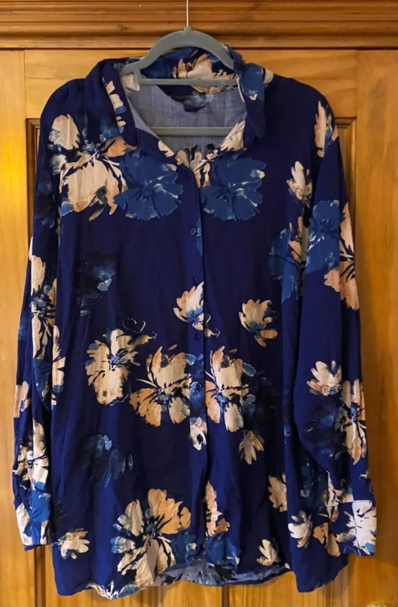 Ladies top clearout sz 24/26 - Image 1