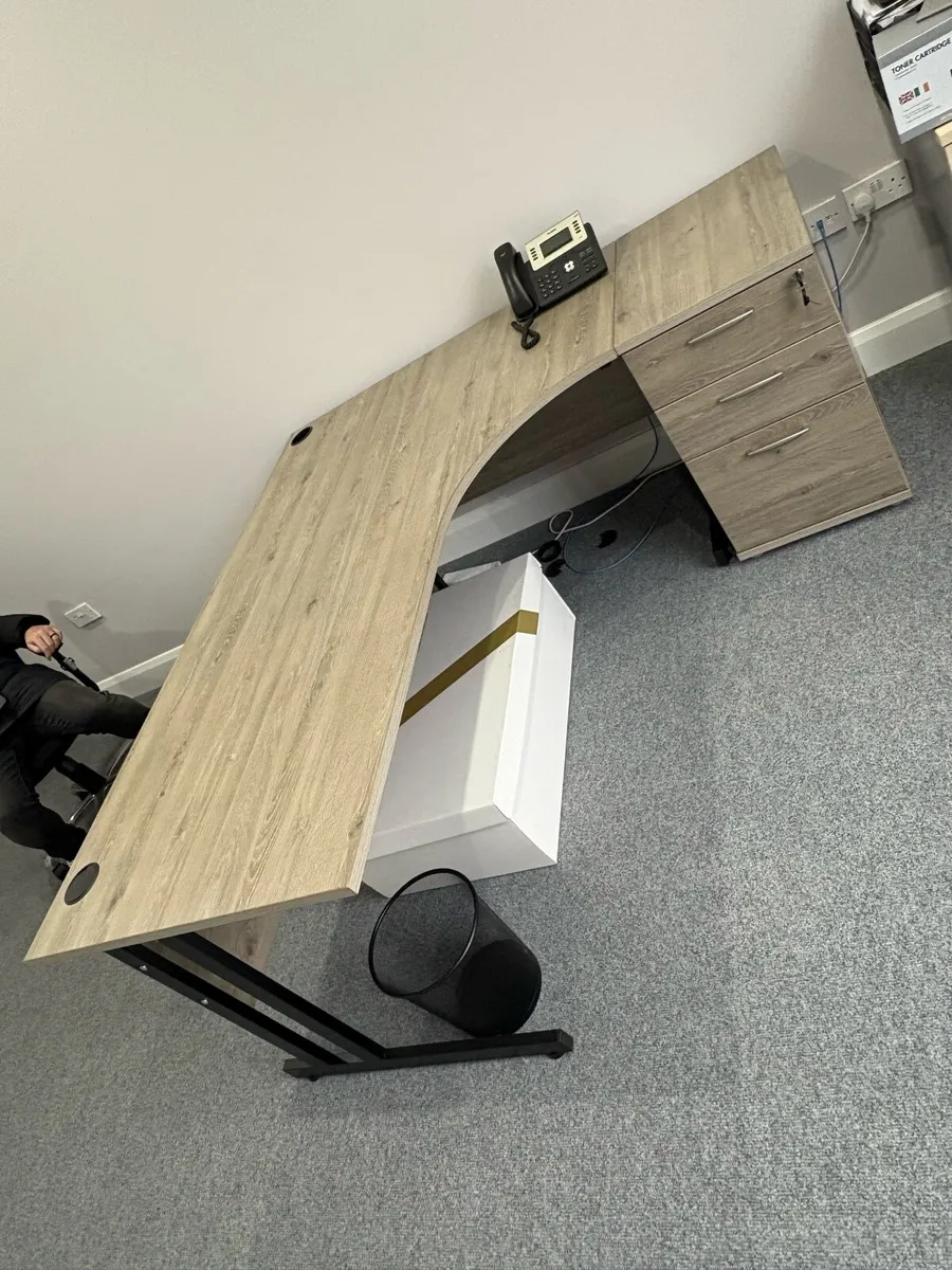 Office desks (like new) and chairs - Image 2
