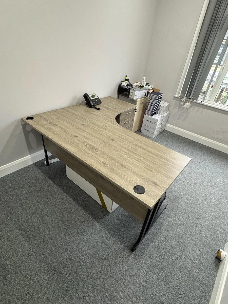 Office desks (like new) and chairs - Image 1