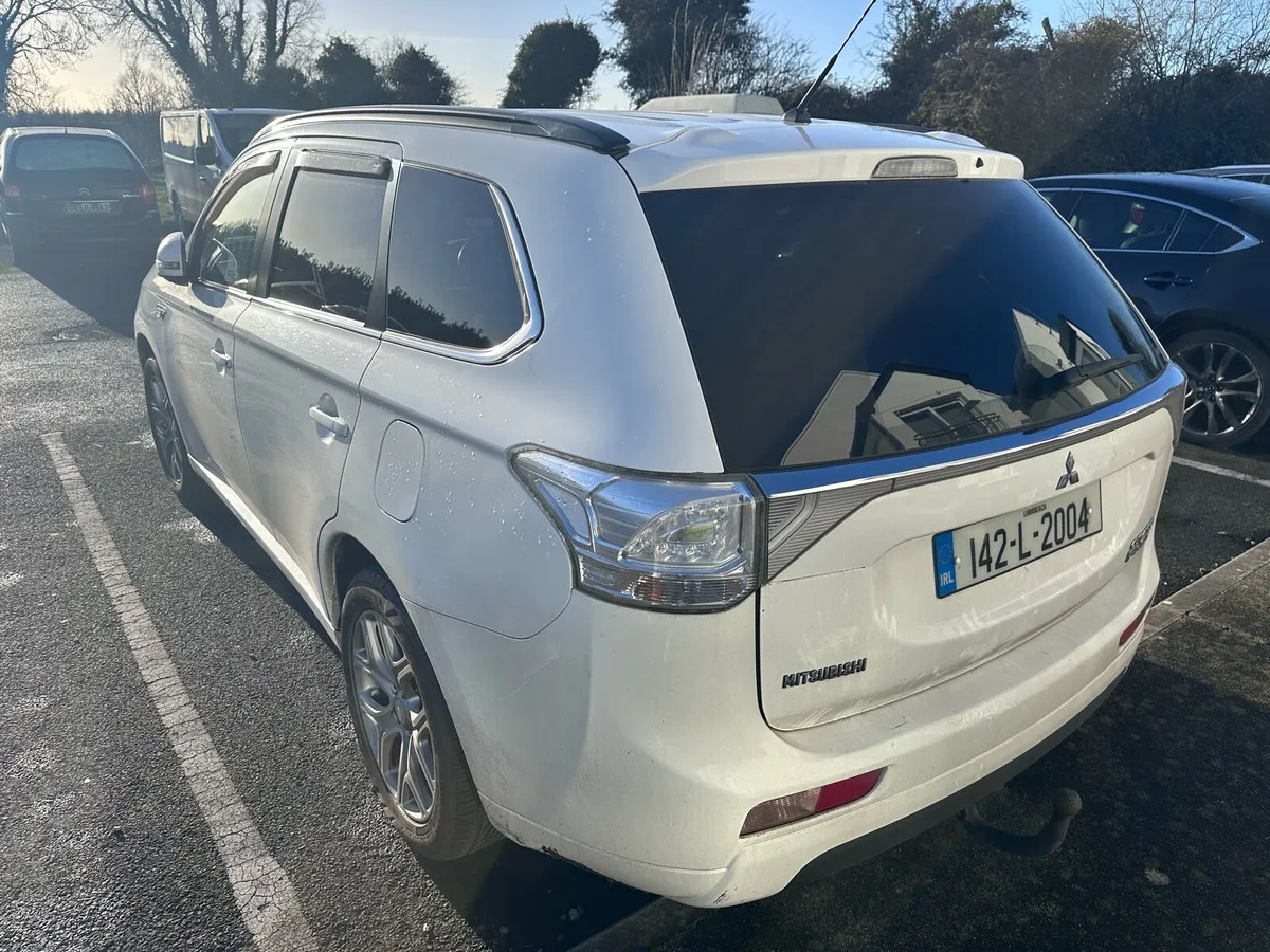 Mitsubishi Outlander PHEV read description - Image 2