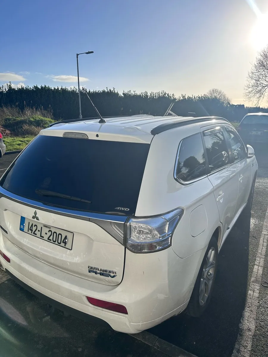 Mitsubishi Outlander PHEV read description - Image 3