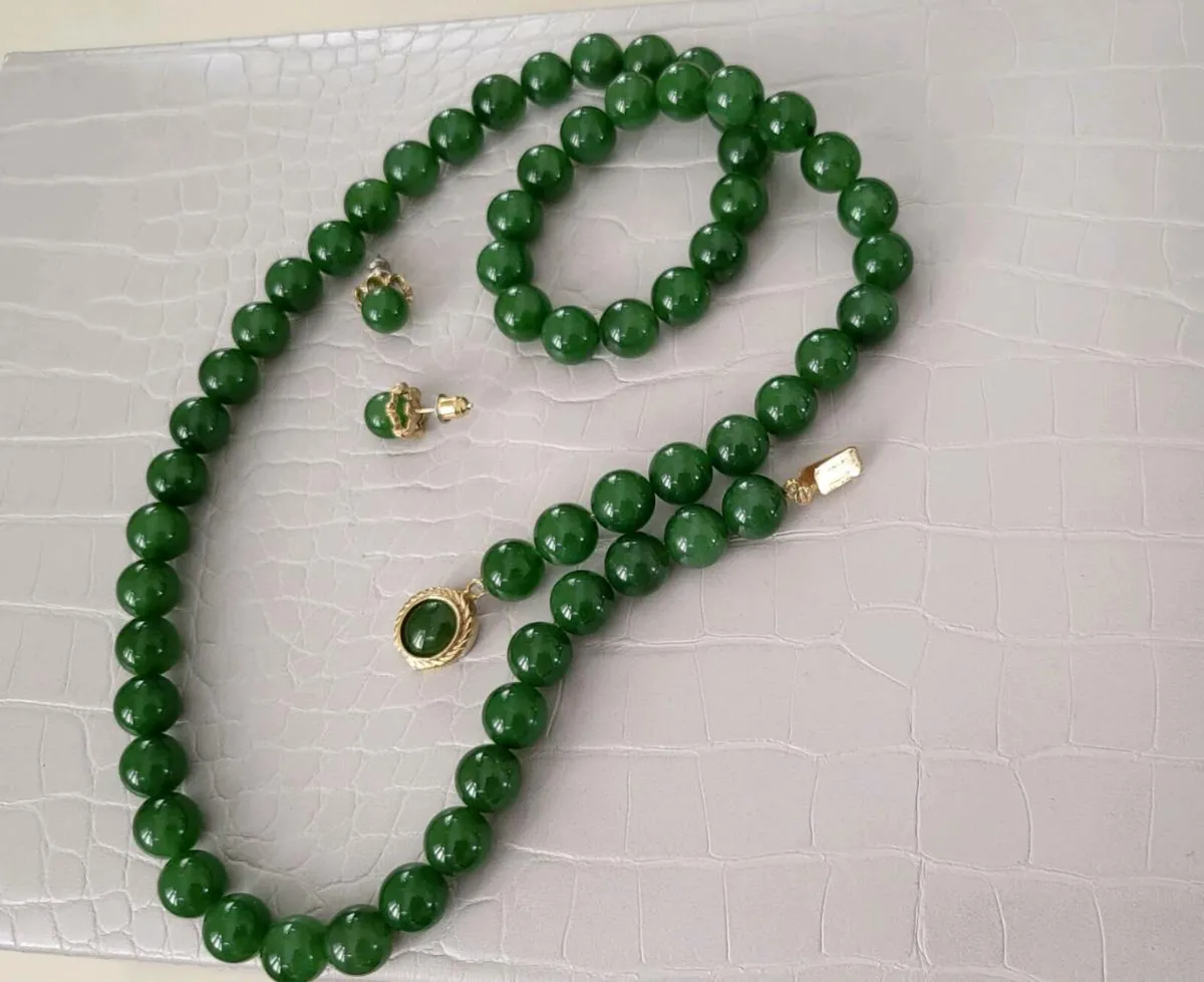 Beautiful Jade necklace & earring set.