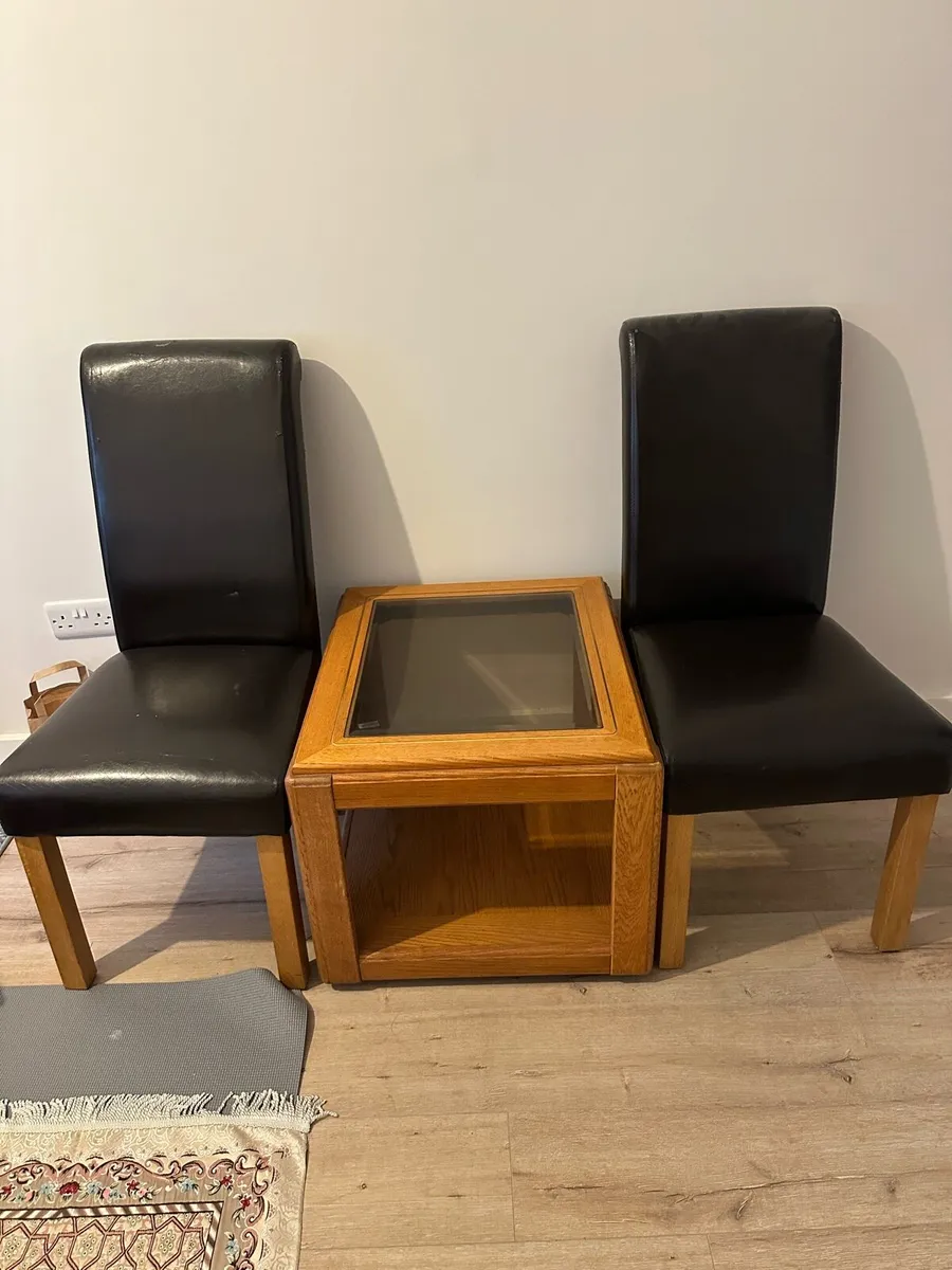 Coffee table with 2 chairs - Image 1