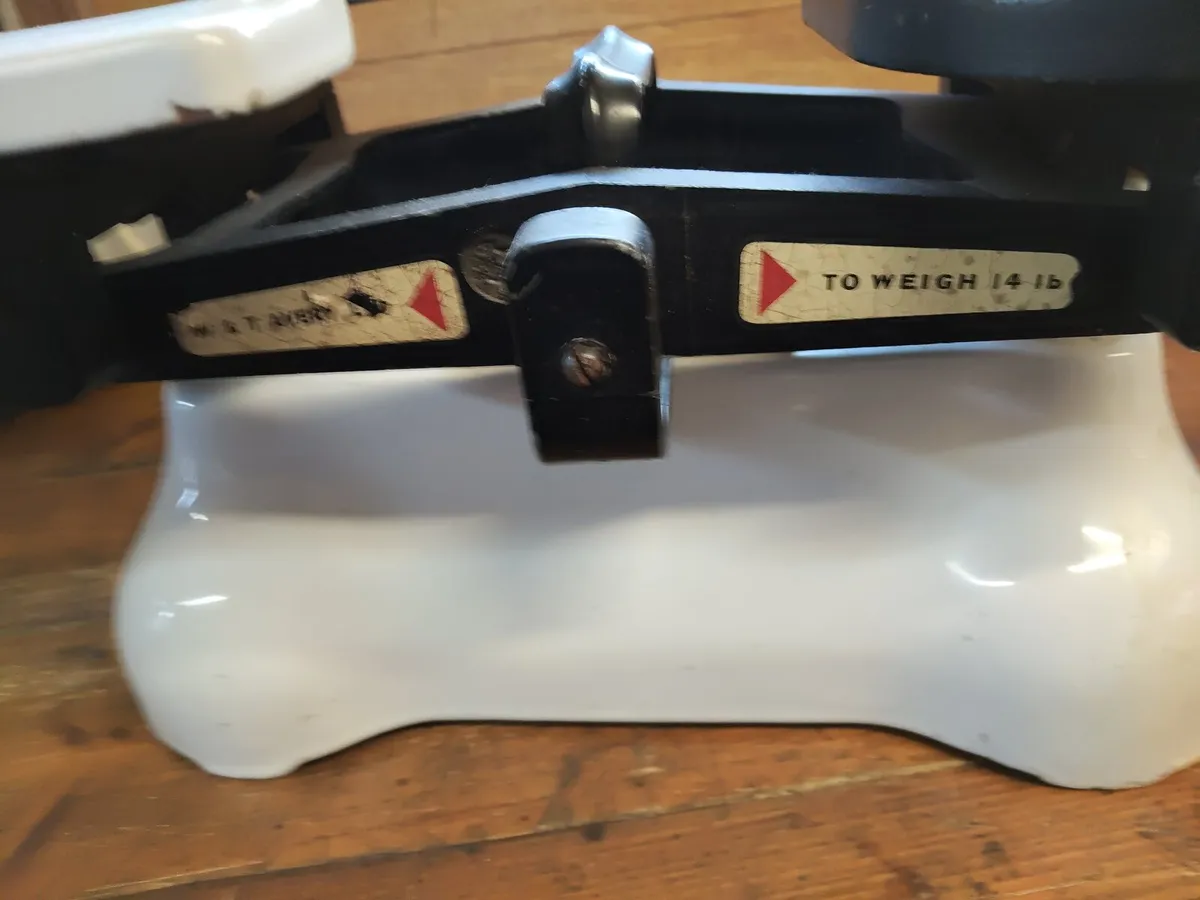 Vintage Avery weighing scale, enamel base, - Image 1