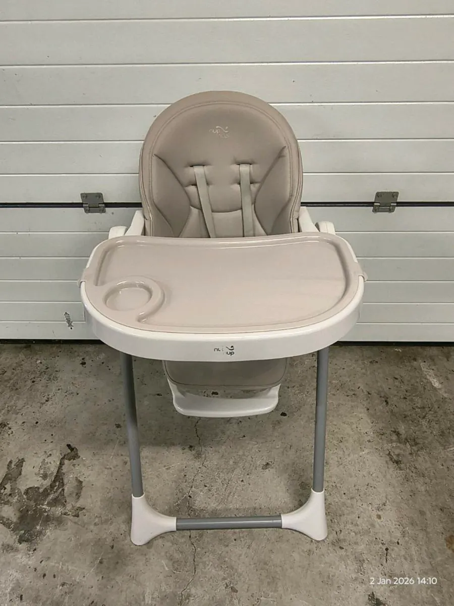 High chair and changing table - Image 1