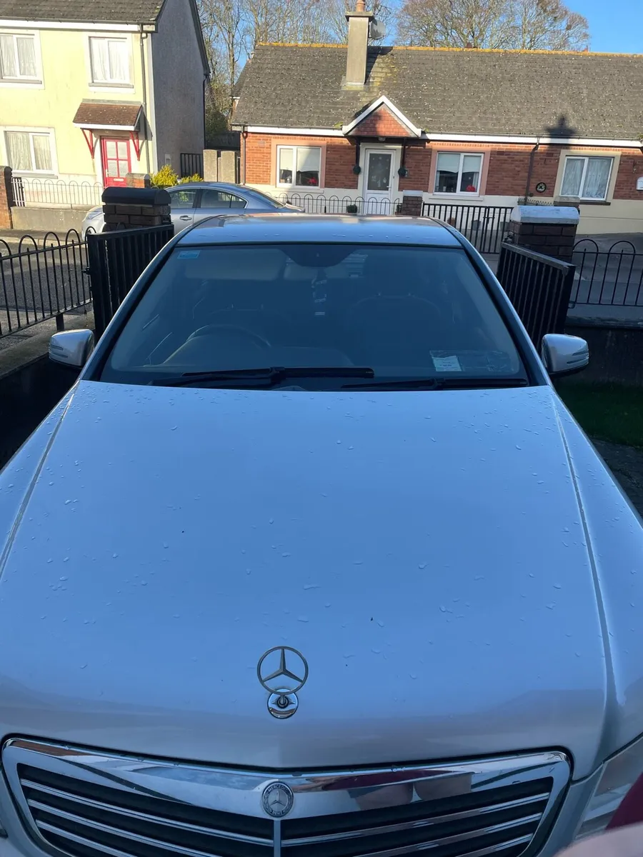 Mercedes Benz 2011 - Image 2