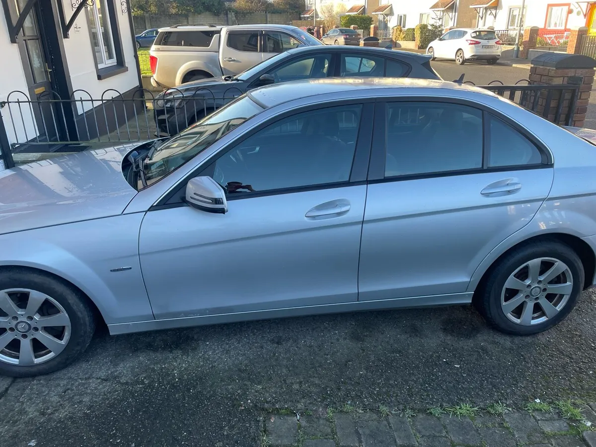 Mercedes Benz 2011 - Image 3