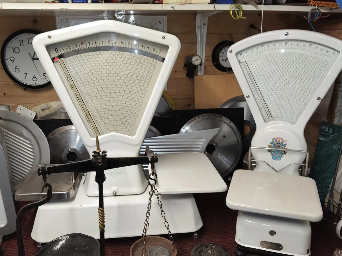 Old vintage weighing scales, in working order - Image 1