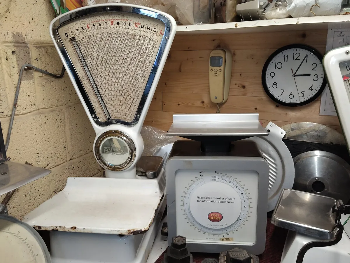 Old vintage weighing scales, in working order - Image 2