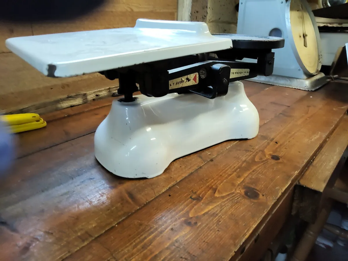 Old vintage weighing scales, in working order - Image 4