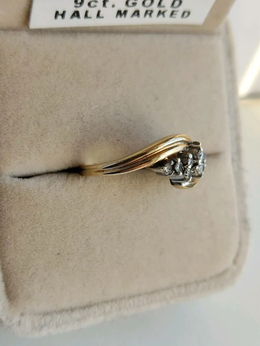 This is a stunning 9ct gold diamond  ring, K 1/2 - Image 2