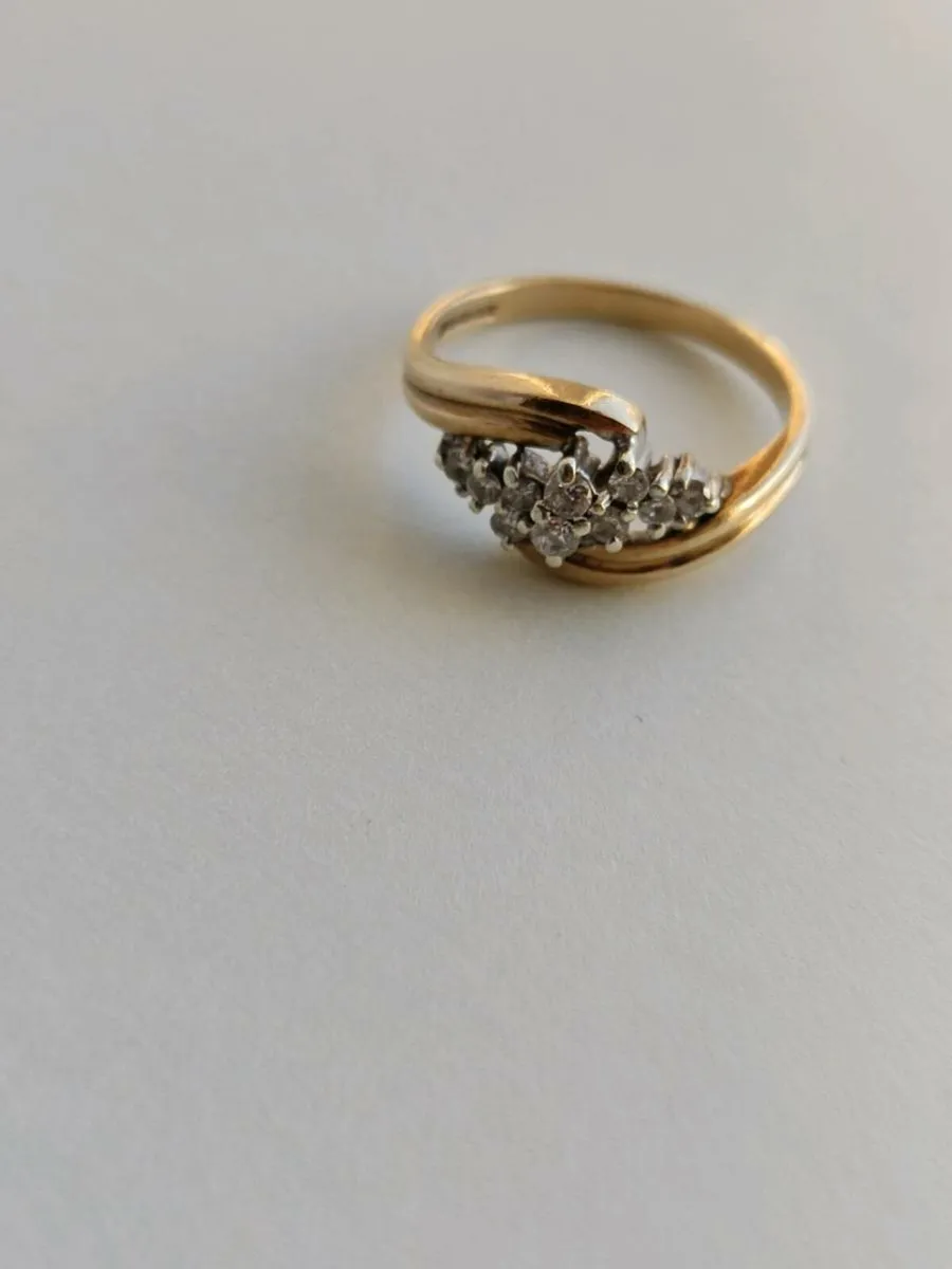 This is a stunning 9ct gold diamond  ring, K 1/2 - Image 4