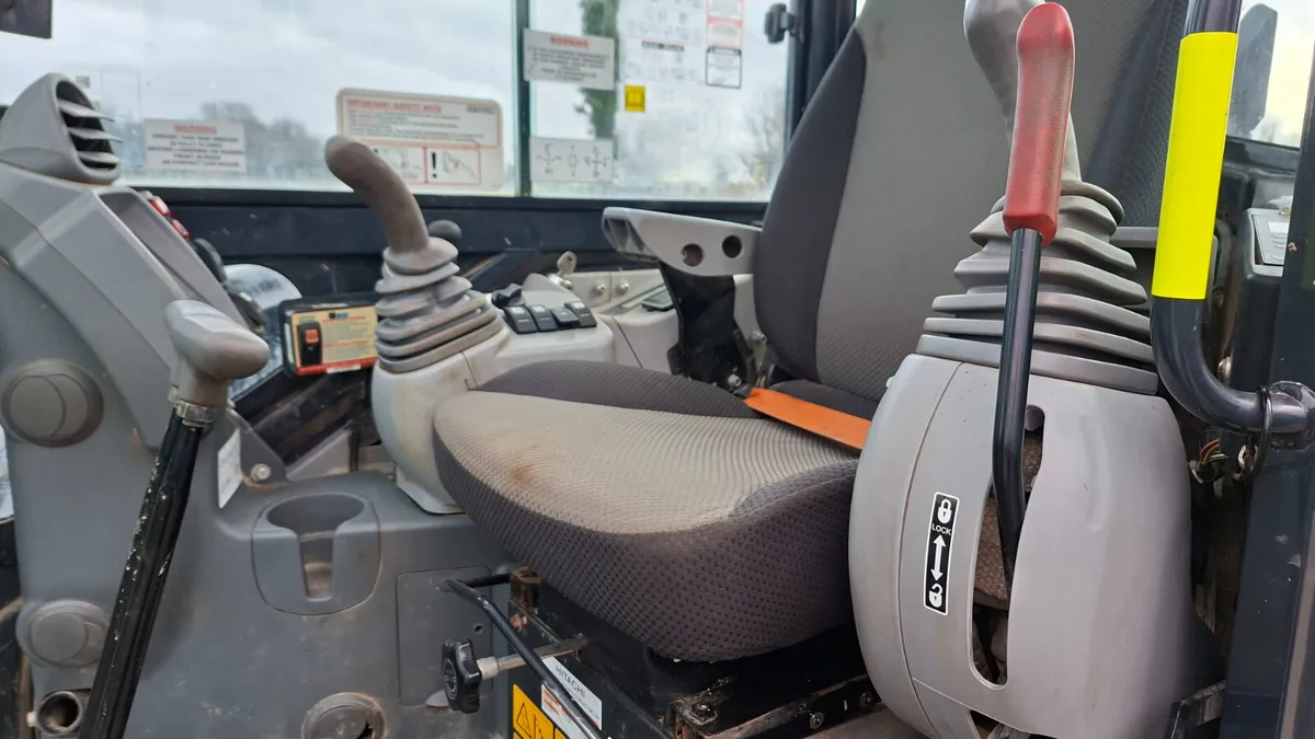 2022 Hitachi 48.6 very tidy - Image 4