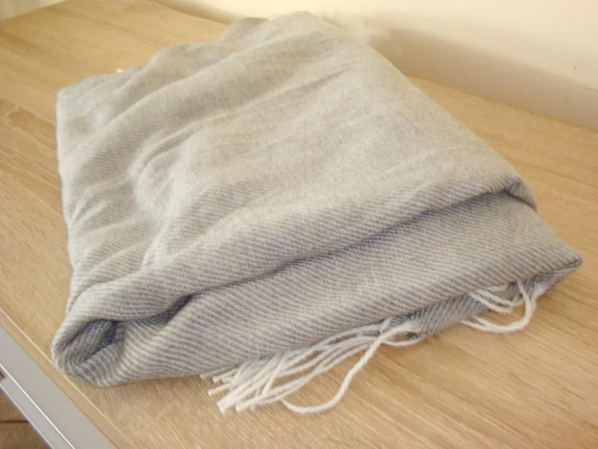 Grey throw thin blanket 120x160cm -NEW - Image 3