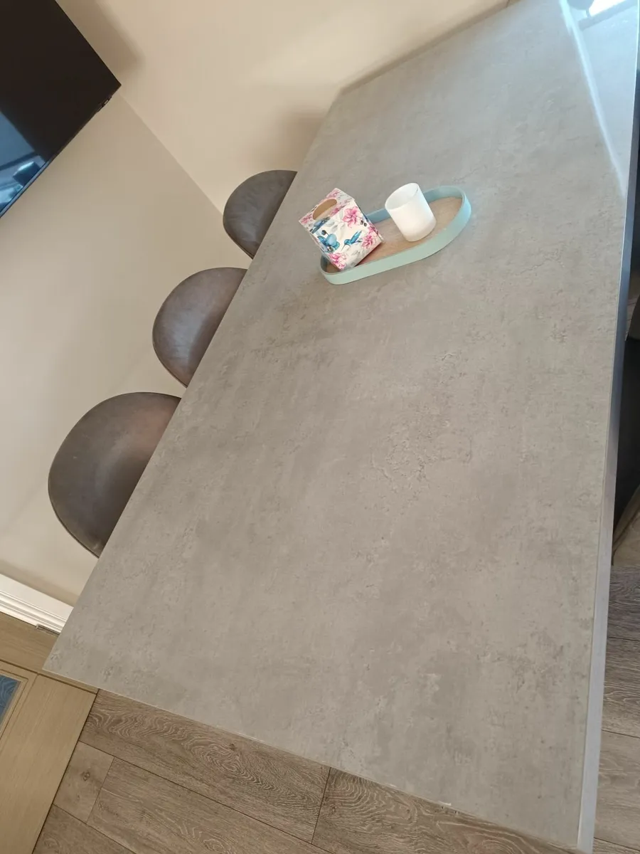 Kitchen table and chairs and high stools - Image 1