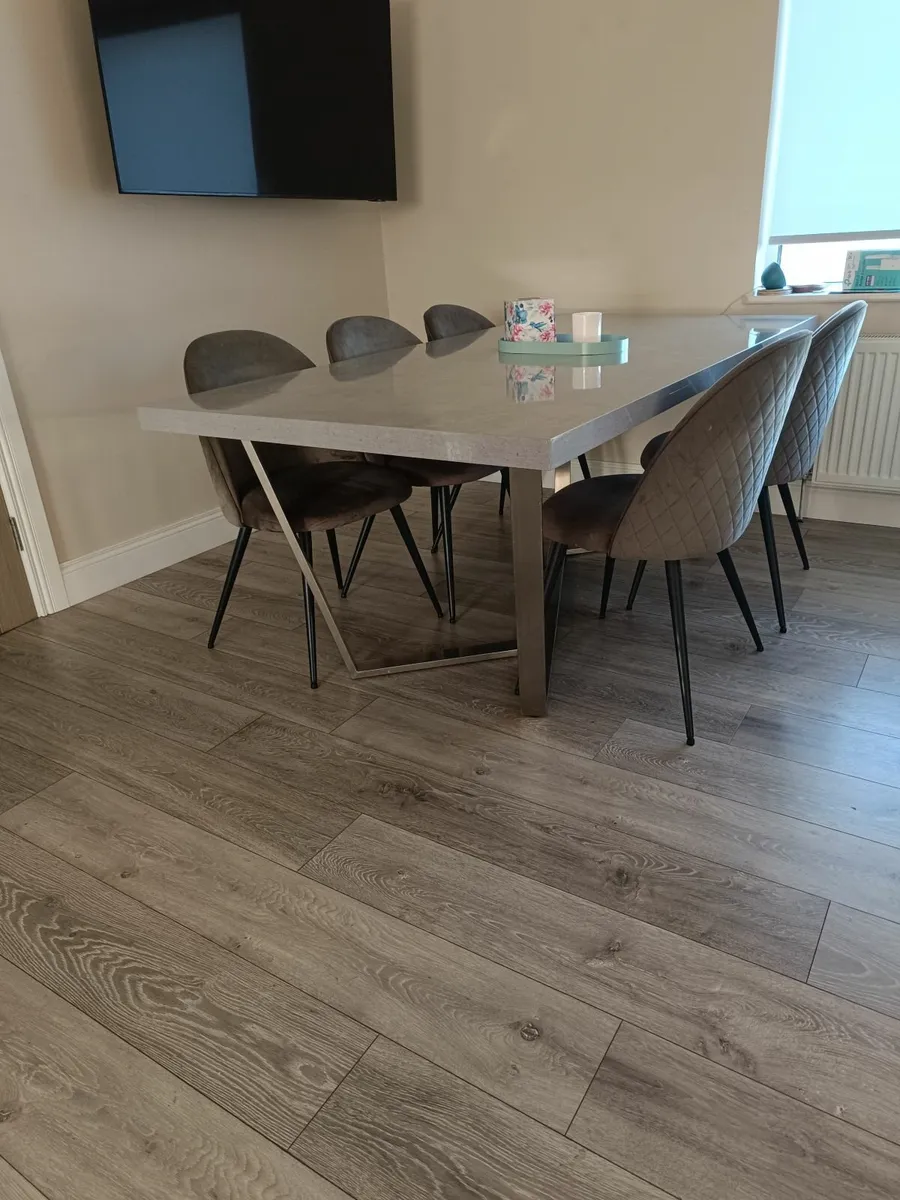 Kitchen table and chairs and high stools - Image 3