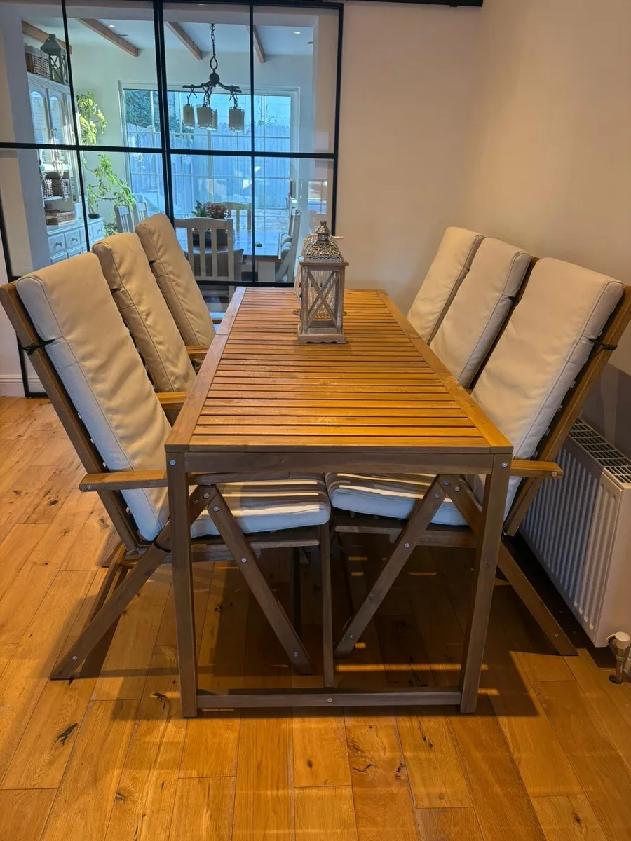 Set of table and chairs - Image 1