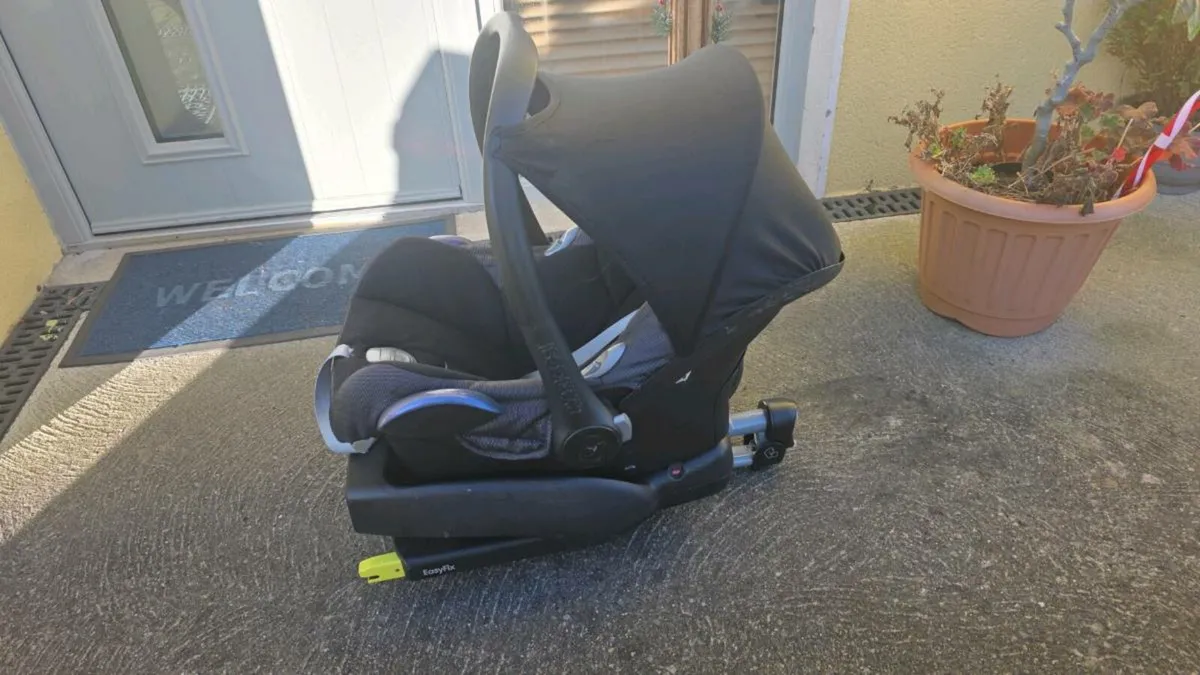 Baby car seat with isofix - Image 1