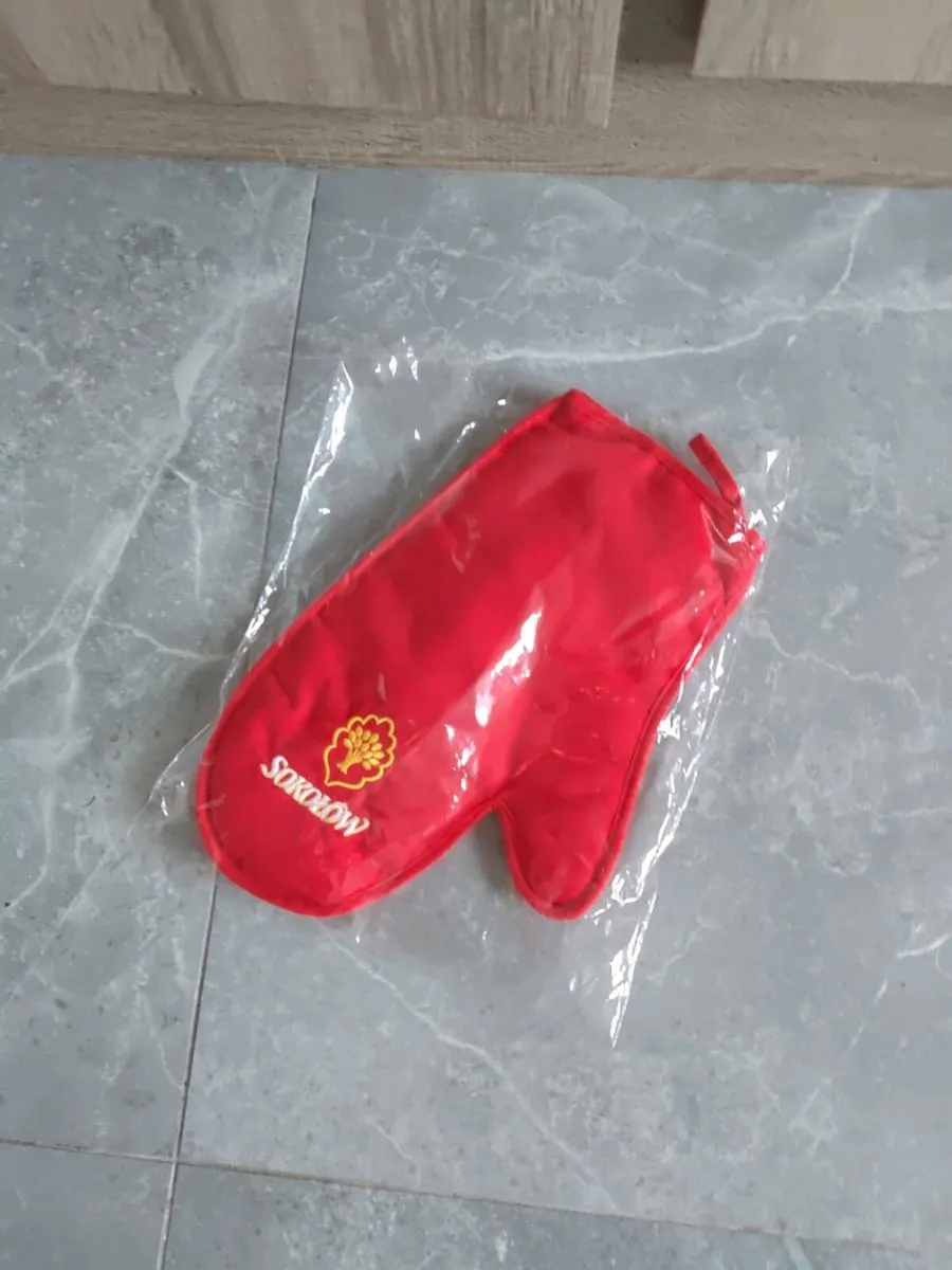 Red set apron and cooking glove - Image 2