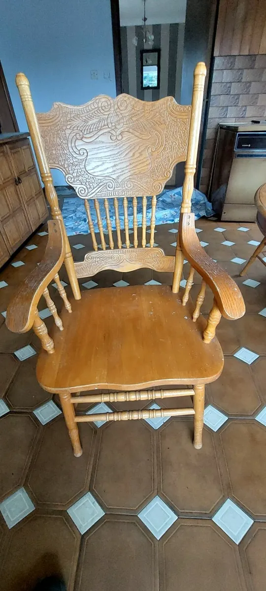 Table and Chairs - Image 3