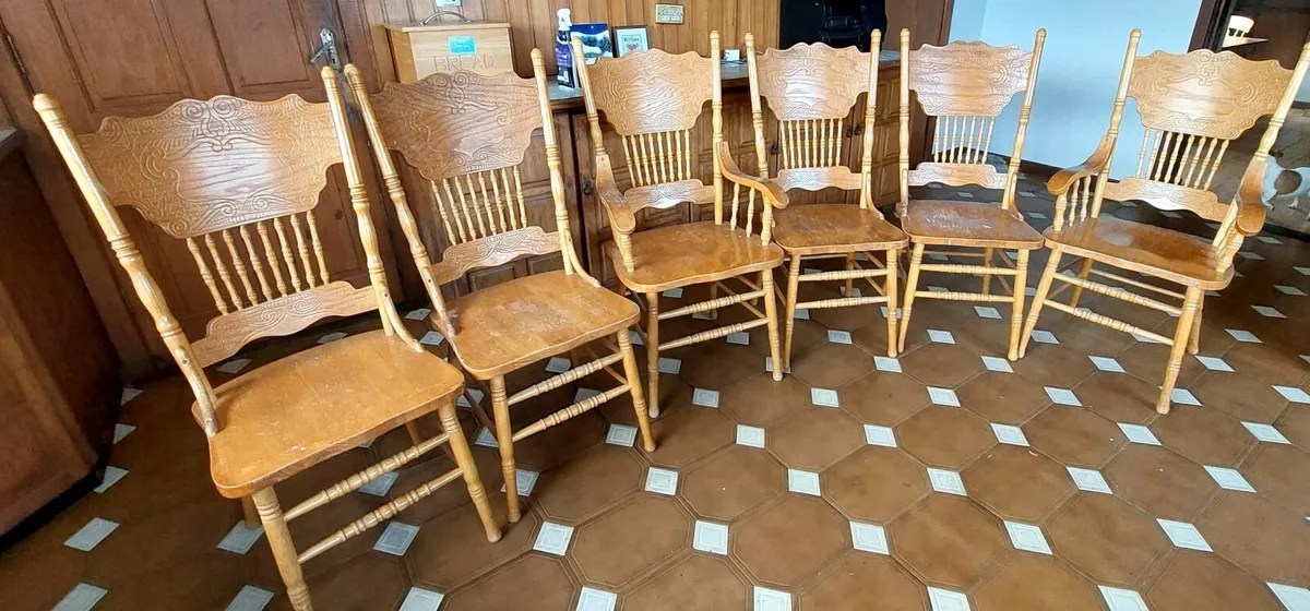 Table and Chairs - Image 4