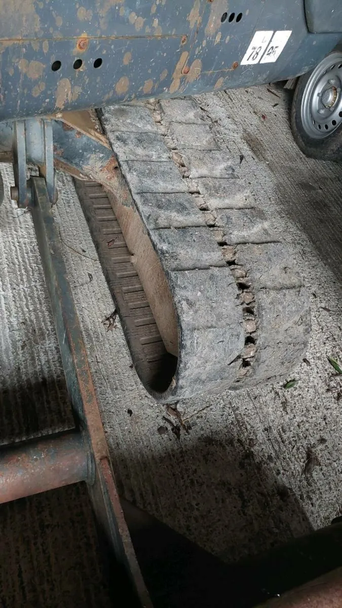 Two rubber tracks coming of zaxis 50 - Image 2