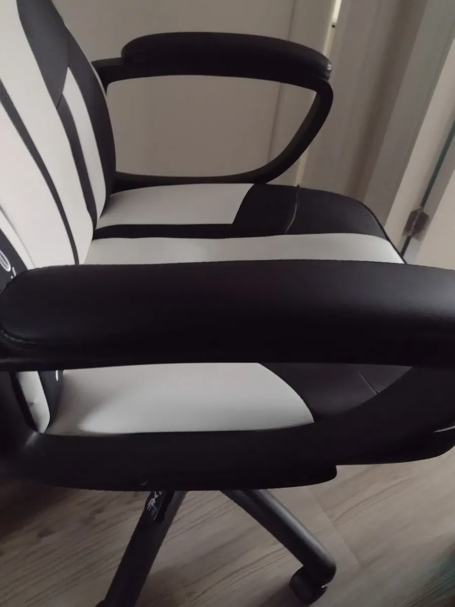 As new Comfortable office chair/gaming chair - Image 4