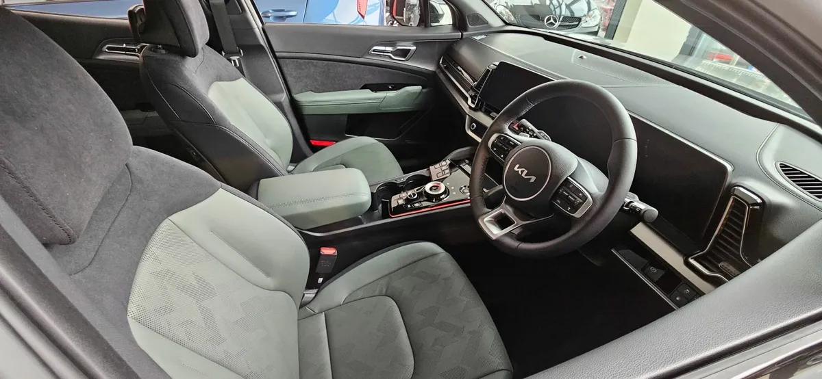 Kia Sportage Anniversary Edition Plug-in Hybrid - Image 2