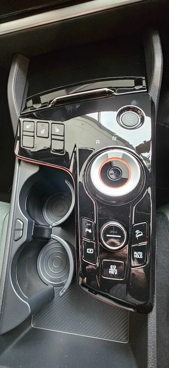 Kia Sportage Anniversary Edition Plug-in Hybrid - Image 4