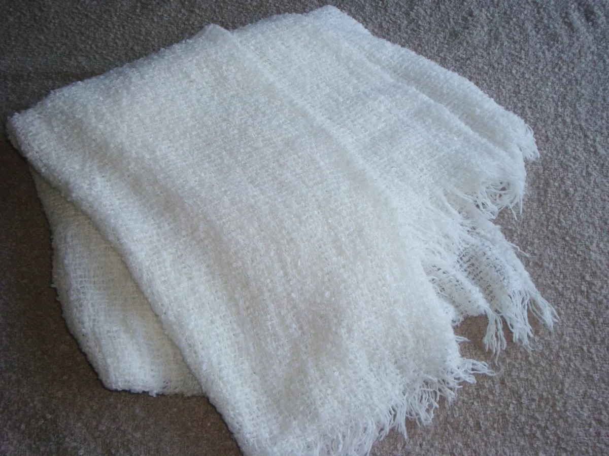 Off white Decorative throw blanket 120 x 160cm - Image 1