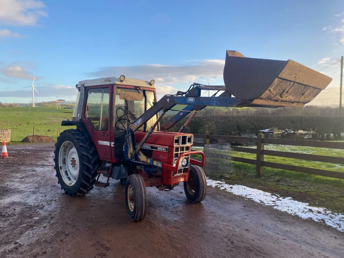 International 885 - Image 1